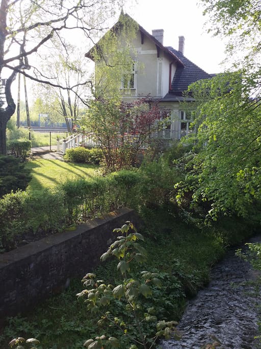 Villa am Bach gelegen, der rege von Enten besucht wird