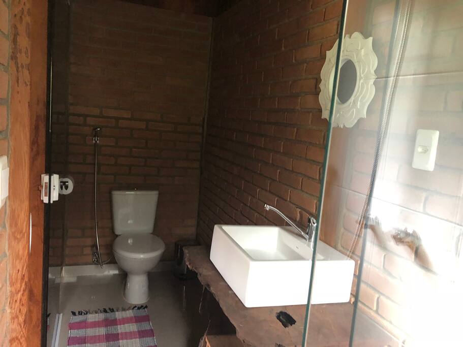 Torneira do banheiro com água quente .