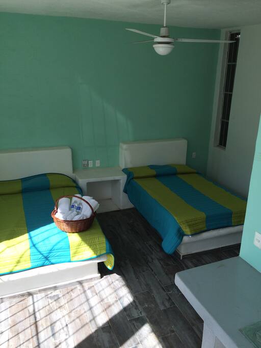 La habitación cuenta con ventilador de techo y toallas