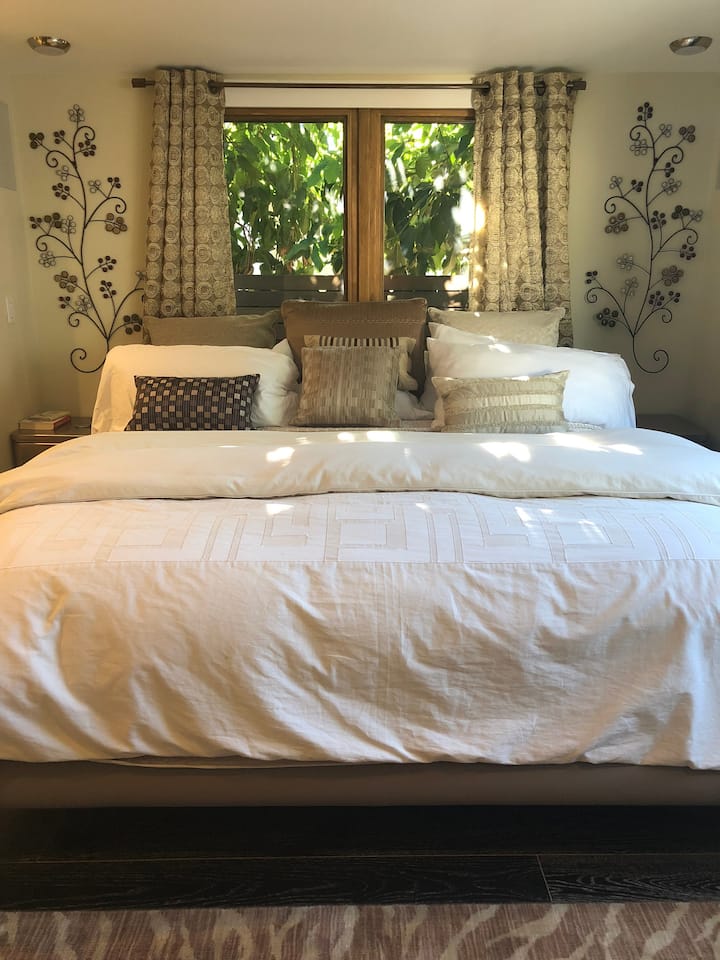 Veľká manželská posteľ King v hlavnej spálni (veľmi pohodlné!)