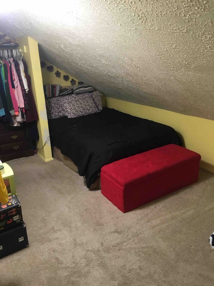 تحتوي غرفة ضيوف فتاة أمريكية في الطابق الثاني (غرفة النوم 2) على سرير مزدوج وسريرين متماثلين، وقد تتسع أيضًا لفراش هوائي مزدوج (يمكنك إجراء المكالمة). غرفة AGD ملحقة بغرفة ضيوف ماريس من خلال فتحة مغطاة (بدون باب). سقف مائل. 