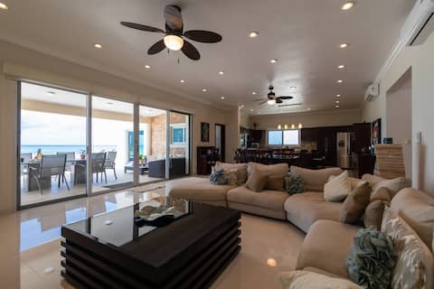 Top Airbnb: Beachfront Villa with private pool and BBQ! in Playacar Fase I