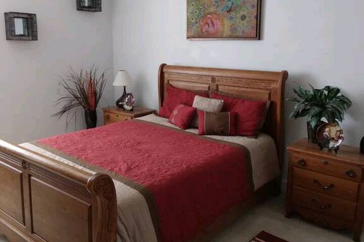 Peaceful, spacious 5 bedroom vacation home gallery image 3