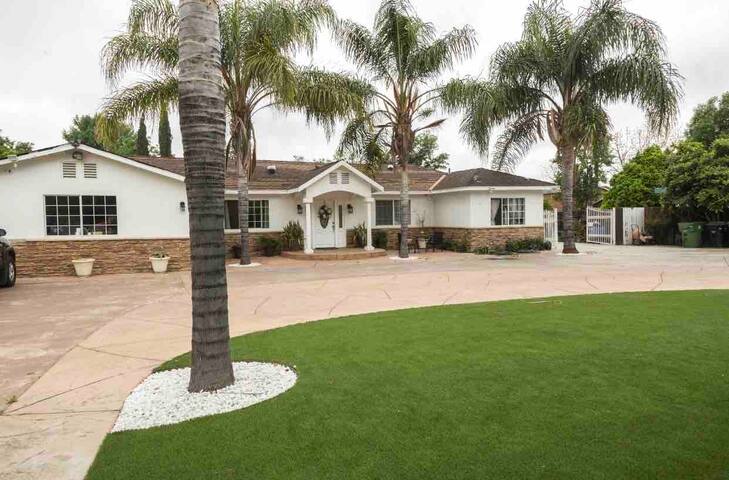 Peaceful 4 bd 2 bth home in Northridge/ sleeps 10 gallery image 3