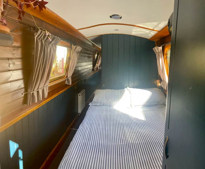 Dormitorio trasero con vistas al barco