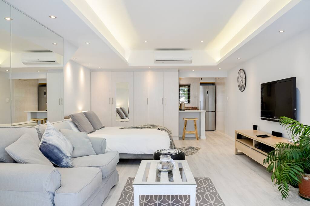 Camps Bay Nest Studio on the Beachfront Promenade Apartments for Rent