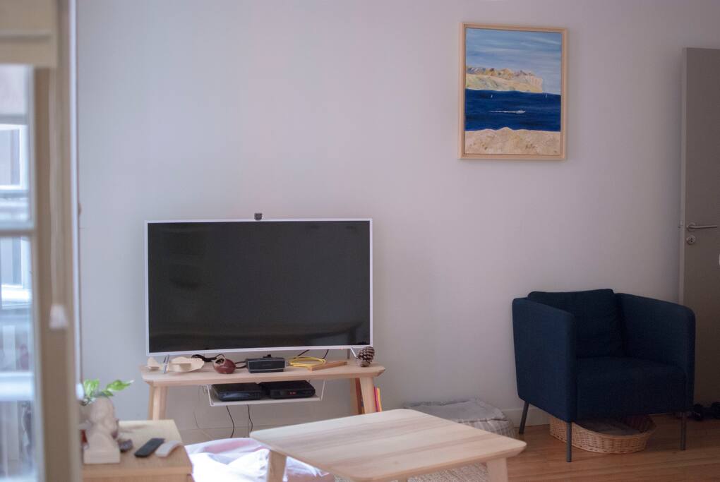 Télé 4K, enceinte bluetooth, Livebox VDSL avec Wifi et télé numérique.