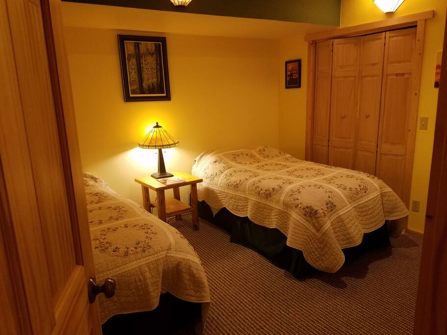 Twin bedroom