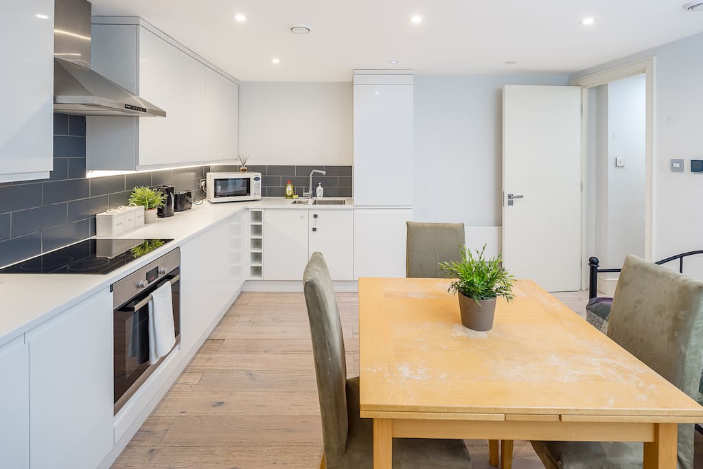This recently-renovated property is located in charming Wandsworth.