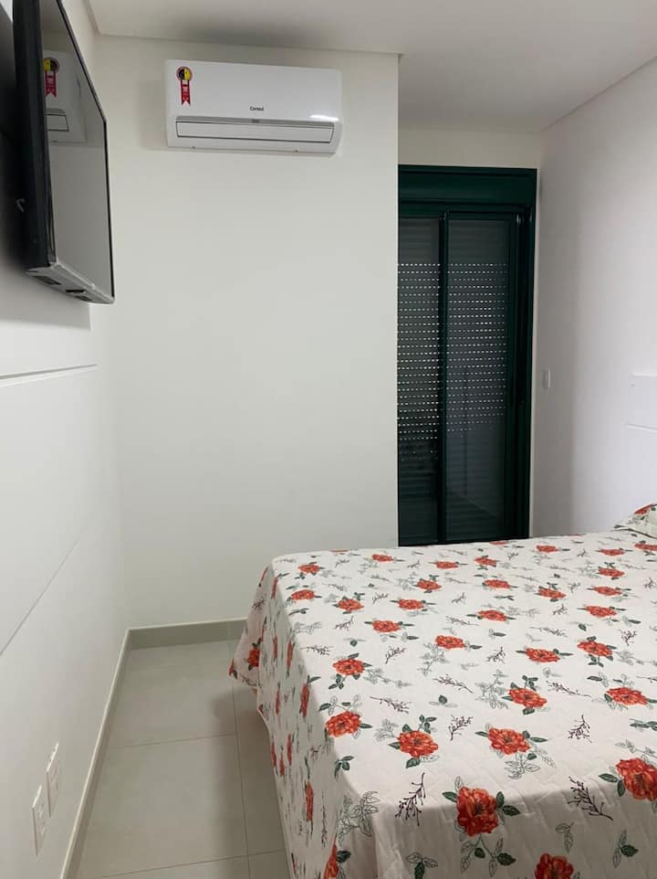 بدلة بسرير مزدوج ومكيف هواء مقسم 