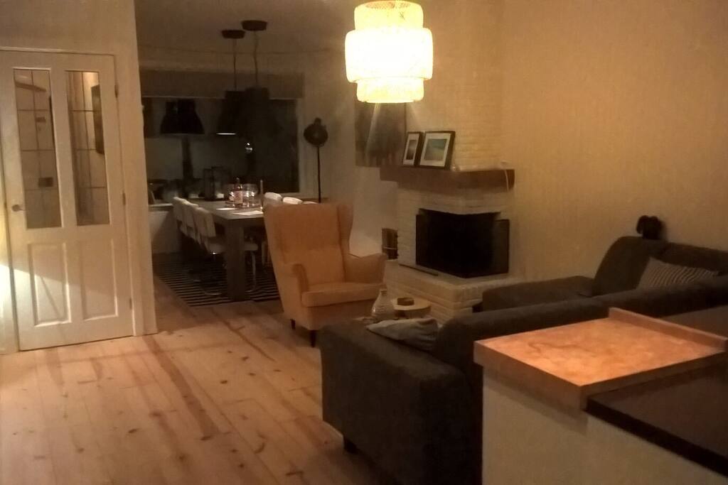 De woonkamer heeft een hoekbank, openhaard en een grote tafel om aan te eten. Er zijn ook veel gezelschapsspelletjes aanwezig.