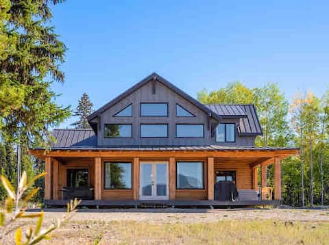 Waterfront Kelowna Cabin #1 - hot tub & sleeps 14