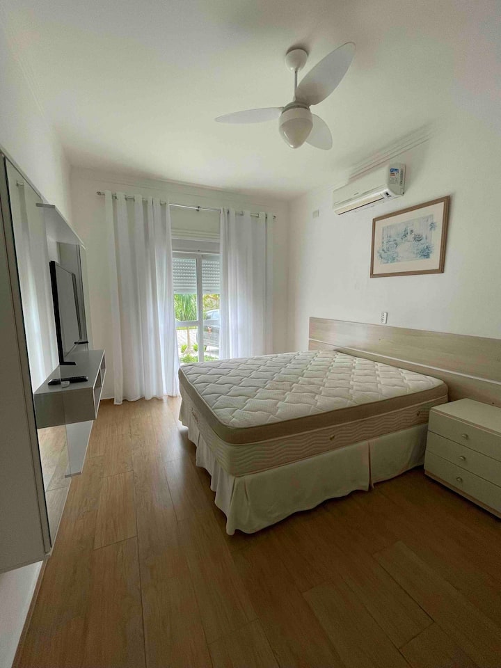 Chumba cha ghorofa ya chini kilicho na mlango wa bustani mbele ya nyumba