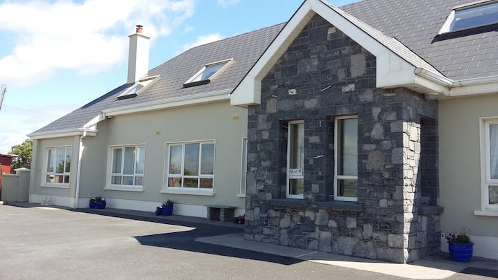 Bed and breakfast in Lahinch · ★4.97 · 1 bedroom · 1 bed · 1 private bath