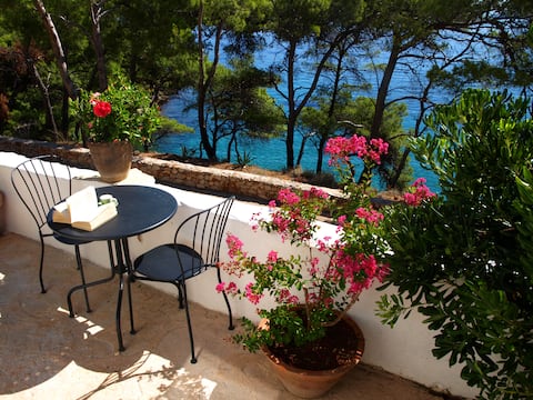 Artistic studio next to a turquoise beach!