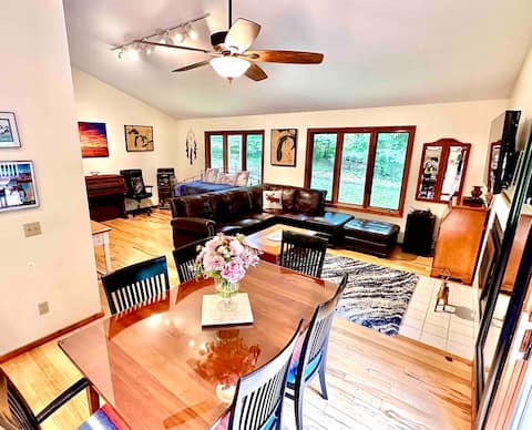 Travelers' Retreat Relaxing Home with Huge Deck