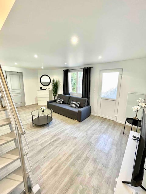 Top performing Airbnb: Le Chic: Free Parking, Bollaert Stadium, Downtown in Lens