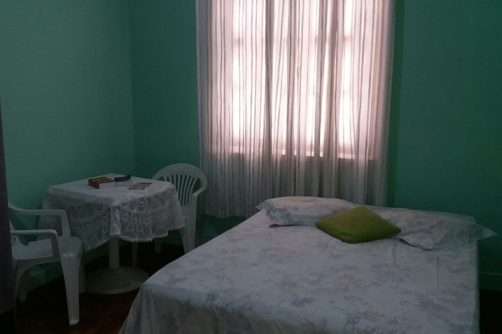 Cama de casal. Guarda roupa novo mesa e cadeira