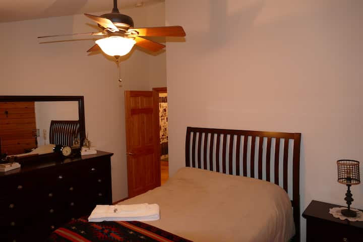 Chumba kimoja cha kulala chenye kitanda cha Malkia.