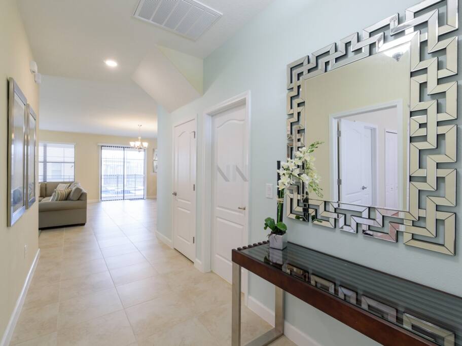 Floor,Flooring,Shelf,Indoors,Room