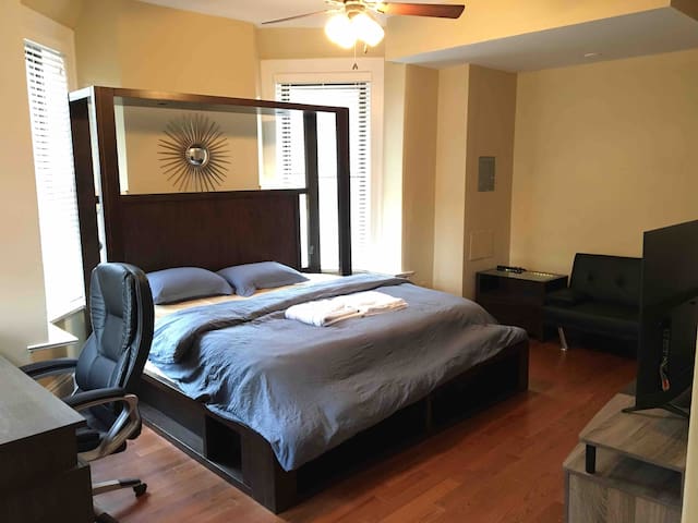 Master Suite with Private Bath: Forest Park,Wash U