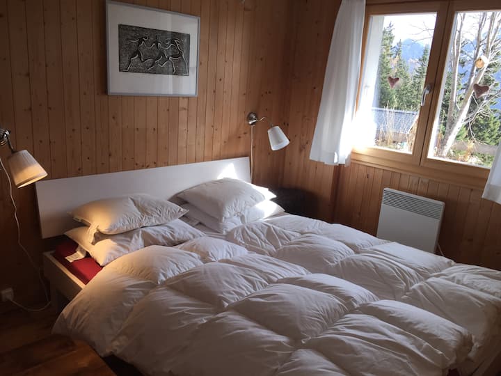 Მშობლების ოთახი ორადგილიანი საწოლითა და კარადით. 