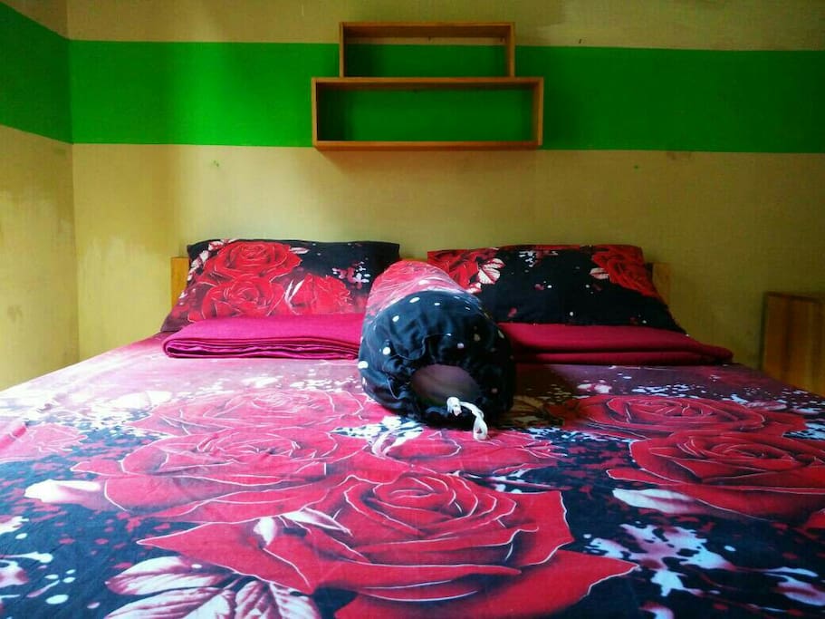 Kamar tidur utama dengan 1 bed ukuran 160.