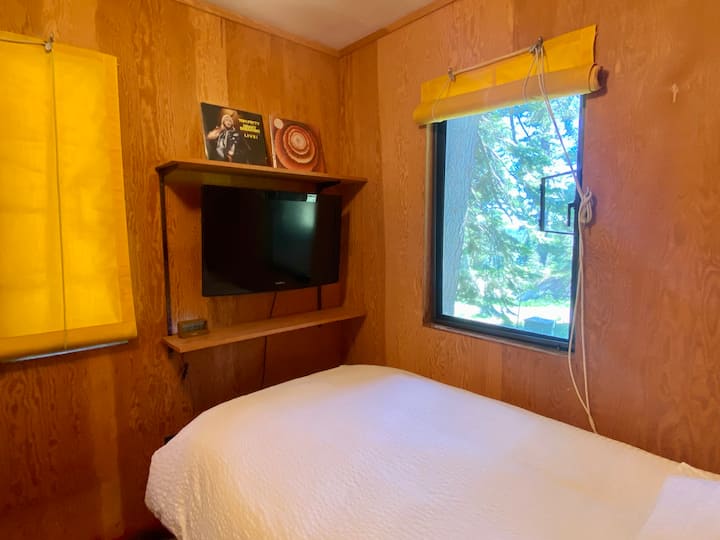 Ky televizor luan vetëm DVD, ndërsa televizori lart ka transmetim. 