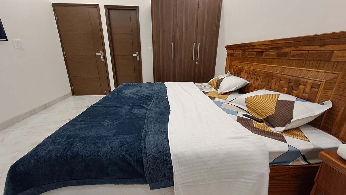 חדר שינה שני עם חדר רחצה צמוד