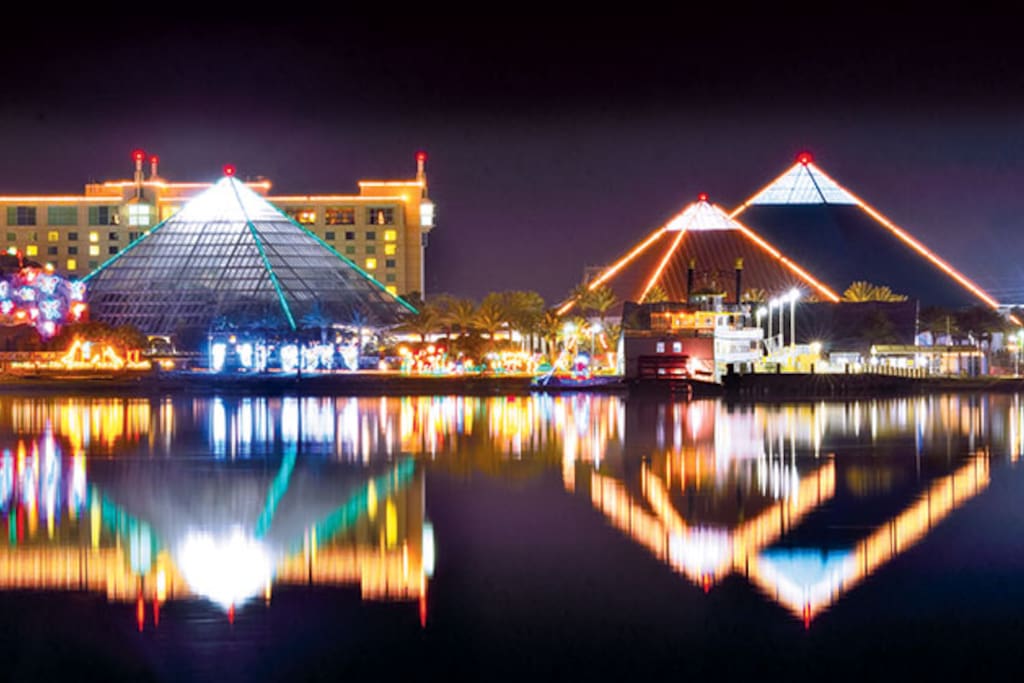 A Short 10-15 minute drive to Moody Gardens Festival of Lights, Iceland, Pyramids and much more...