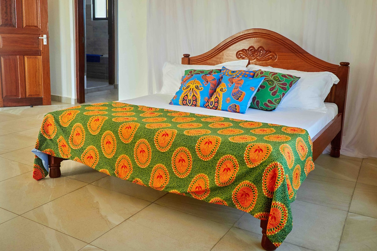 ห้องนอนที่สะดวกสบาย 6 ห้องห้องสวีท 5 ห้องห้องน้ำ 2 ห้องพร้อมที่อาบน้ำและที่อาบน้ำแยกต่างหาก