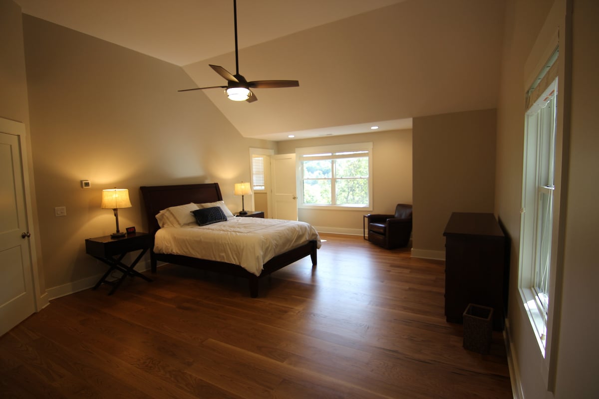 חדר שינה 2 עם מיטת קווין סייז וארון (עם לול וכיסא אוכל).