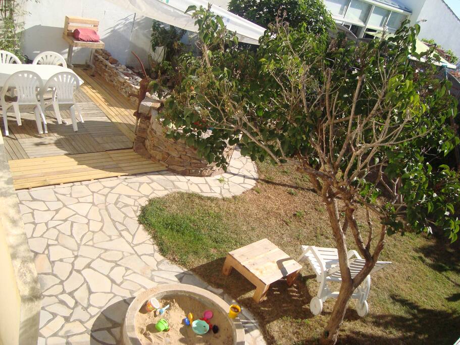 Au jardin une plancha ou un petit barbecue... poisson frais du marché, vin de Brem et le Combraïl de la boulangerie de la Chaume... un régal!