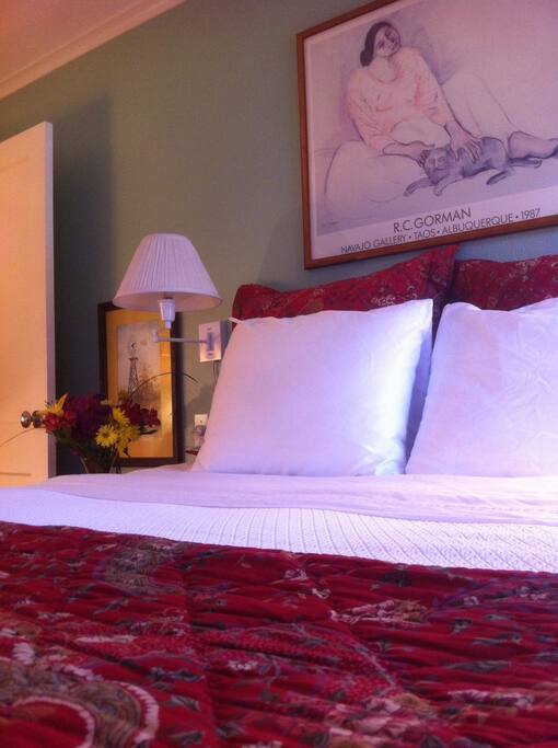"A bed to dream of" (Thang) "It's impeccably clean, cozy and the bed is super comfortable." (Eike, March 2016) An oversized queen bed with deep pillows and crisp sheets awaits in the main guest bedroom. This room has direct access to an en suite bathroom which can be shared with additional guests in your party via a separate door to the hallway of the home.