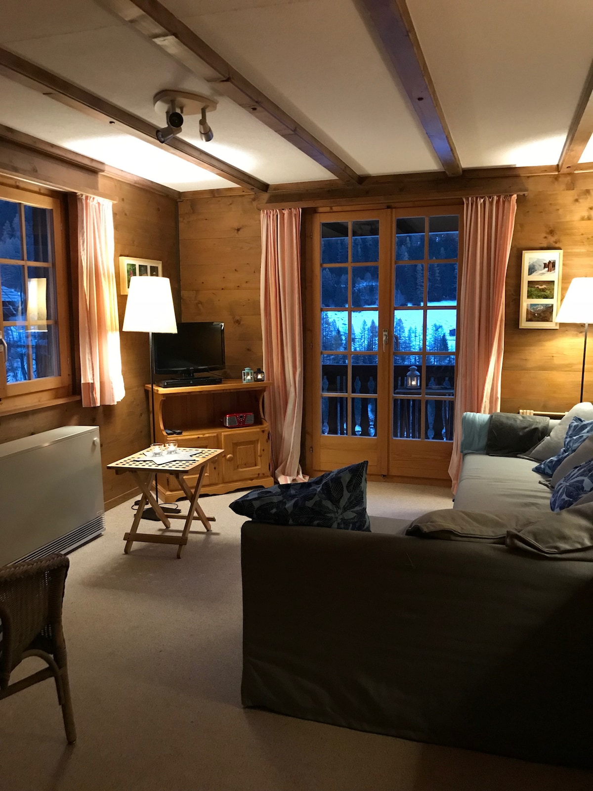 غرفة نوم بسرير أريكة