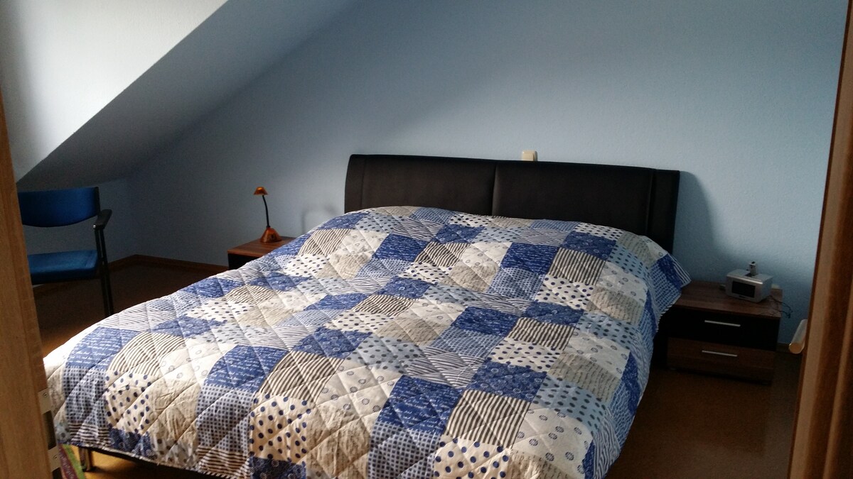 חדר שינה עם מיטה זוגית