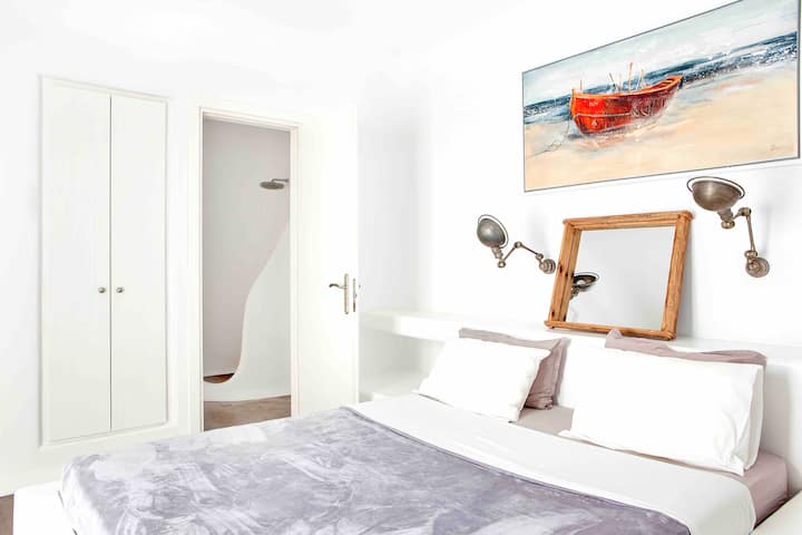 Spálňa s manželskou posteľou na nižšej úrovni D. 