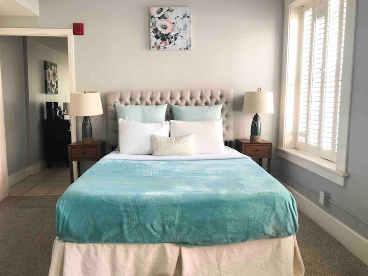 Spacious  home heart of Gaslamp with parking