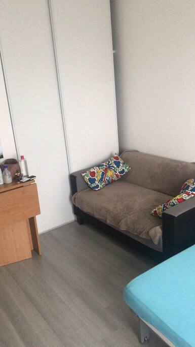 Studio de 19m2 . Juste en face du RER C .A 5minute de Paris . Cuisine équipée , salle de bain . Dans résidence très calme et sécurisé . Pour plus de photo . Privé.