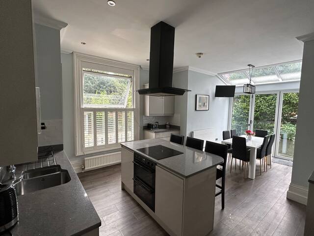 Spacious Victorian House Central Sale Free Parking gallery image 3