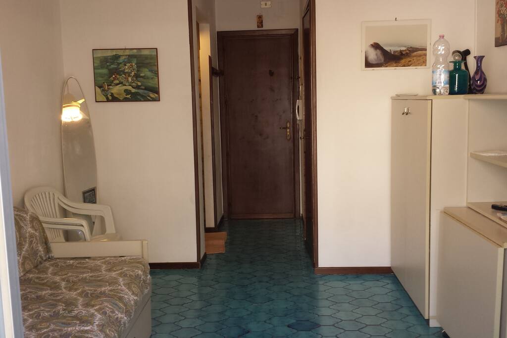 Interno con TV e ventilatore a soffitto