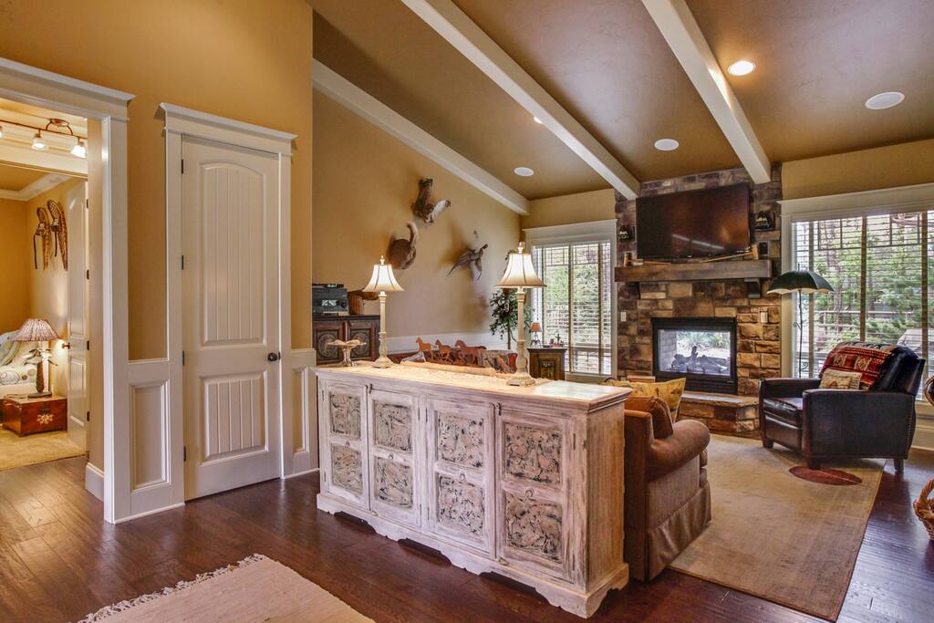 Couch,Furniture,Floor,Flooring,Indoors