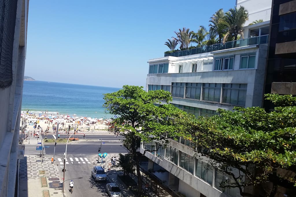 Sea View of Ipanema Beach from the apartament - Vista da janela do apartamento para o mar da Praia de Ipanema