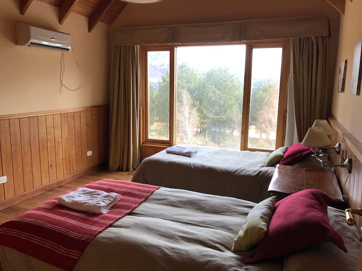 Četvrto 2: privatna soba na drugom katu Za dvije osobe. Hladno/grijanje/grijanje + ormar i kupaonica.