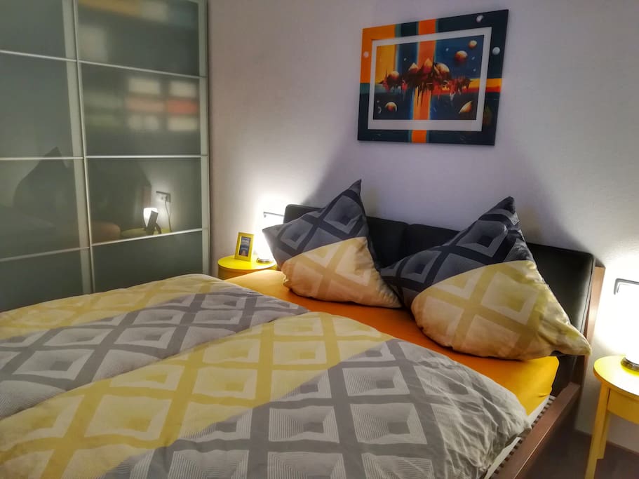 Hier das Bett mit Schrank im Bild