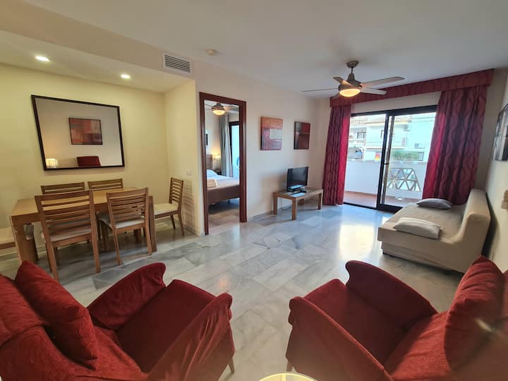 Მისაღები ოთახი კონდიციონერით, ნათელი, ტერასაზე პირდაპირი წვდომით. 