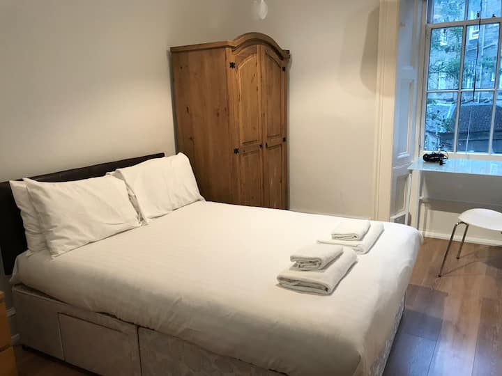 Dhomë gjumi dyshe 2 - kjo dhomë ka gjithashtu një dritare në pjesën e pasme të pronës dhe një dhomë dushi ensuite.