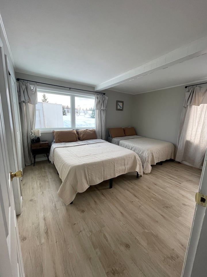 غرفة النوم رقم2 

سرير بحجم كوين وسرير كامل. 