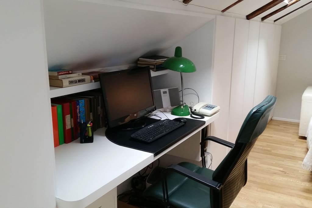 Angolo scrivania con pc - wifi