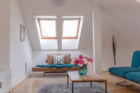 Modern attic apartment centrally located in Velden